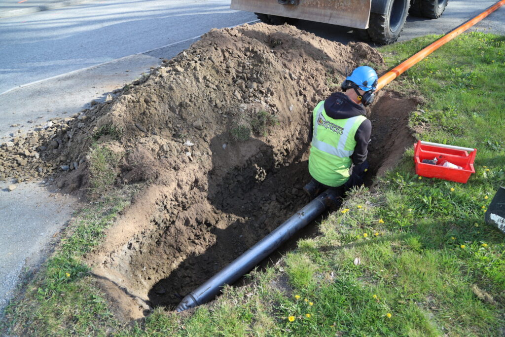 Valokuidun asennus alitusmyyrällä Hercu