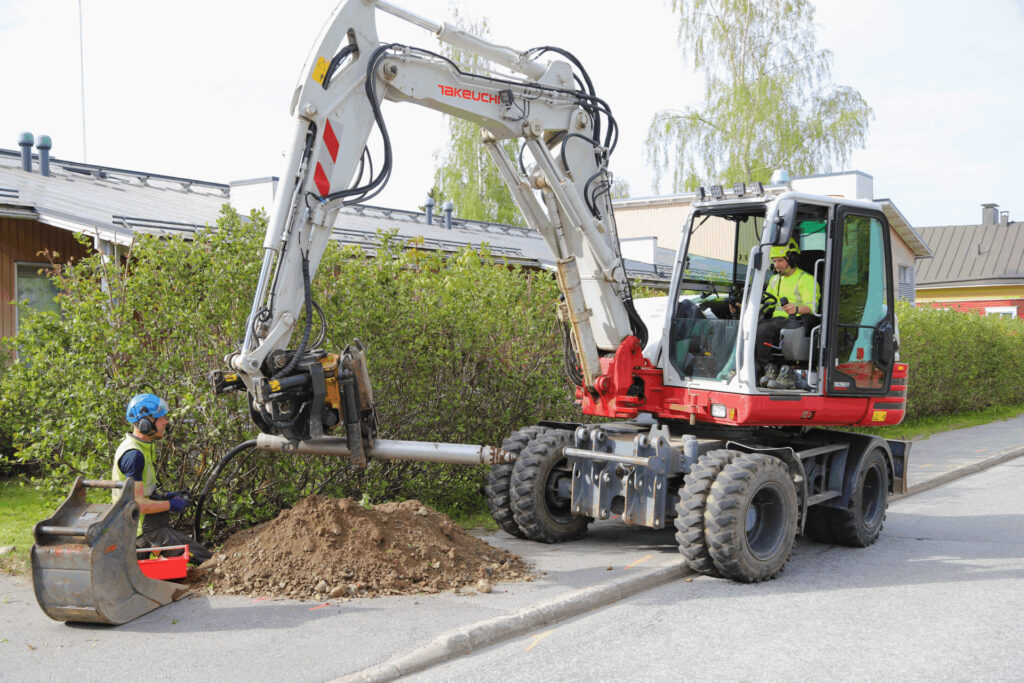 Maanrakennus Kokko myyräys ja valokuitusasennus paineilmamyyrillä