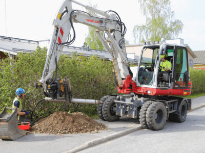 Maanrakennus Kokko myyräys ja valokuitusasennus paineilmamyyrillä